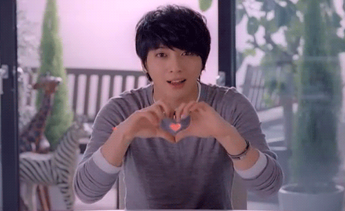 a-korean-idols-finger-hearts