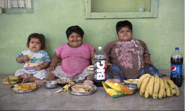 印度父卖肾养3超胖儿2