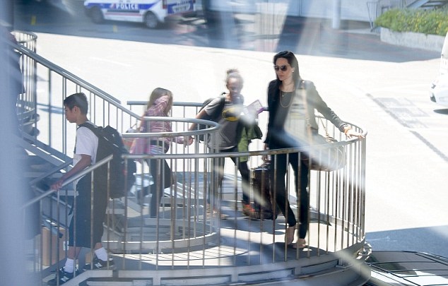 Brad Pitt  Angelina Jolie夫婦攜6子乘搭經濟艙2