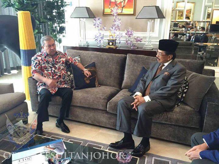 柔佛苏丹依布拉欣殿下今日在吉隆坡的住所，接见沙巴首席部长慕沙阿曼，移交100万令吉捐款给沙巴，减轻沙巴子民因地震而承受的负担。