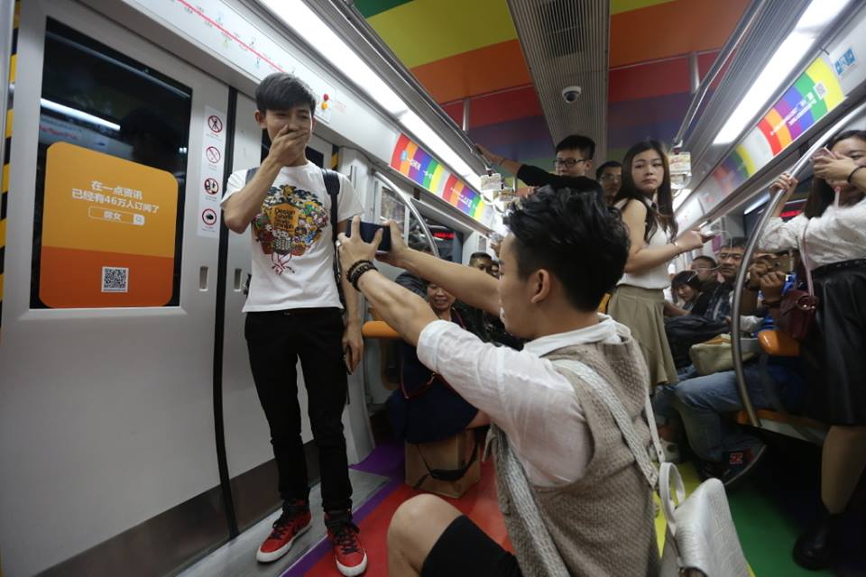 中国帅哥地铁求婚1