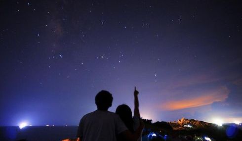 夜空两个人的背影图片图片