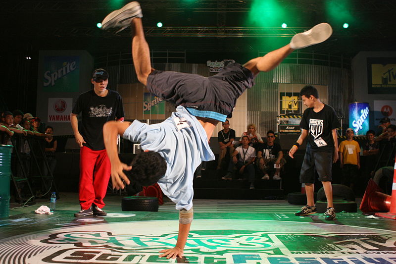 800px-Thai_Breakdancers