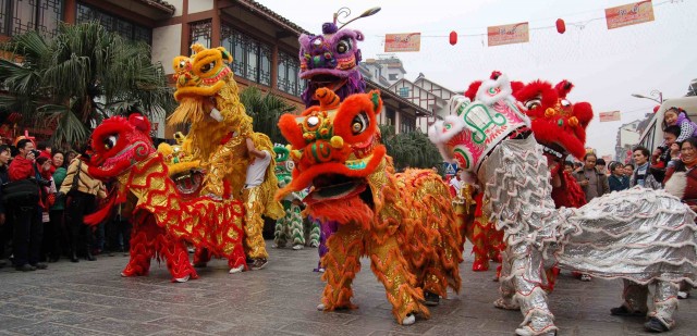 chinese-new-year-dragon-and-lion-dance-sokxjrhl1