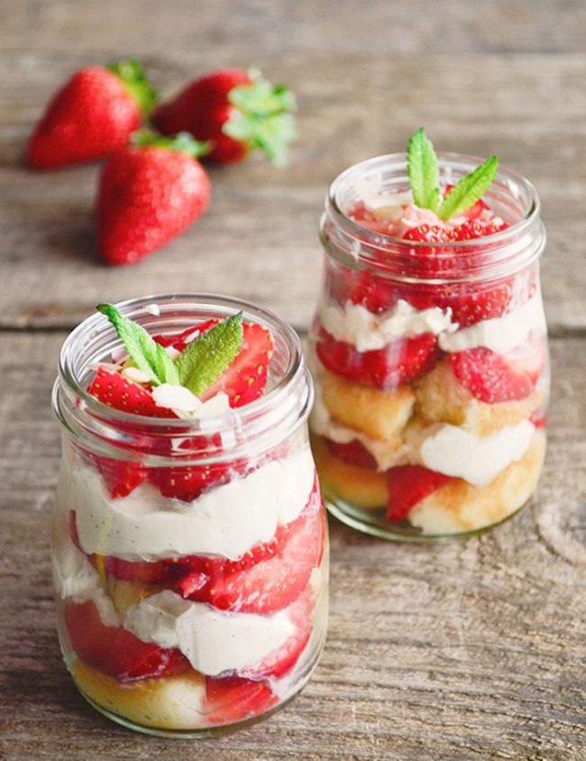 adaymag-next-food-trend-you-need-to-try-mason-jar-desserts-08-650x843