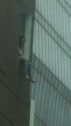 檳城女子在kl Sentral高級公寓跳樓自殺 身體斷兩截 當場死亡 死狀恐怖到警察都想吐 内有影片