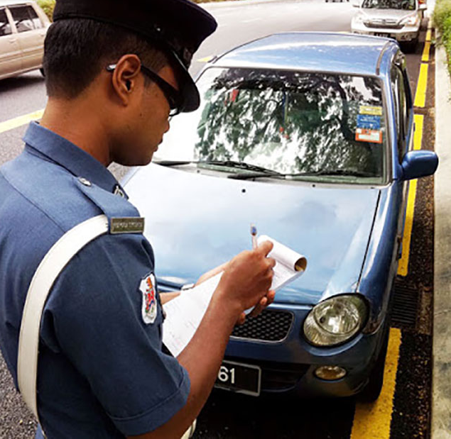 吉隆坡市政厅将不会对超时的车主开罚单，而改用上锁至拖走的方式处置。这是为了遏制摩托车骑士长期霸占位置，阻挡其他驾车人士泊车。02