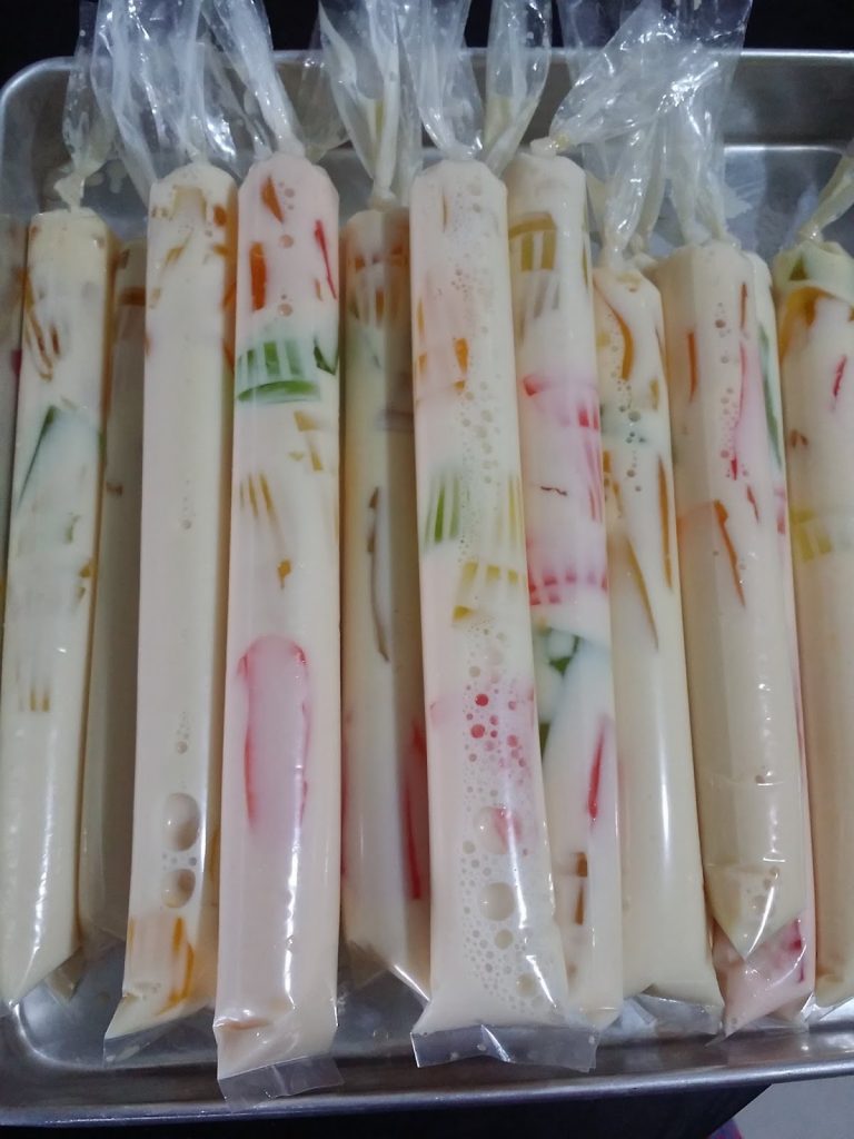 【古早味冰条自己动手做!】大家都怀念的童年冰棒原来那么容易做!想吃什么配料放下去罢料!